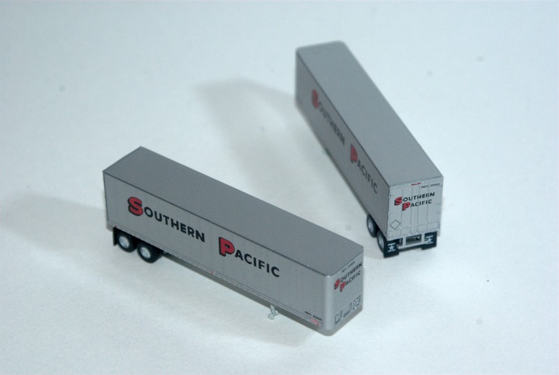 Athearn 40ft Fruehauf-Z-Van Trailer in Southern Pacific paint.